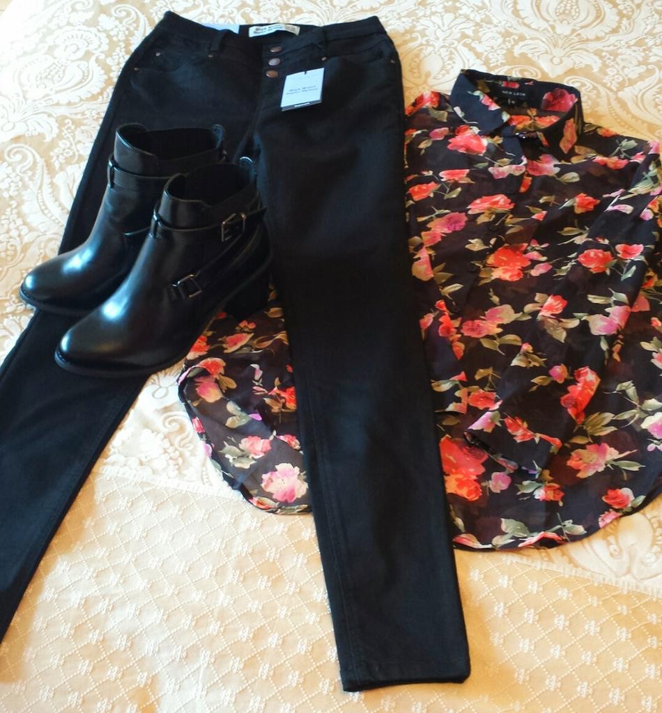 Цветочная блузка с черными брюками