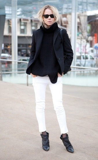 Белые джинсы с черными ботинками