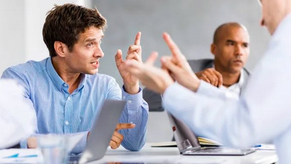 Разочарованные предприниматели спорят во время деловой встречи в офисе
