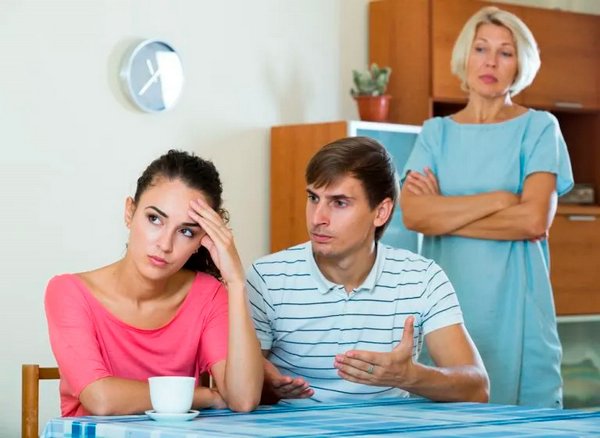 Почему муж унижает перед своей семьей